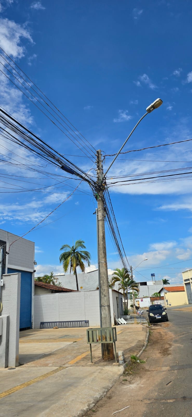 Prefeitura de Goiânia reforça ações para organizar fios soltos nos postes