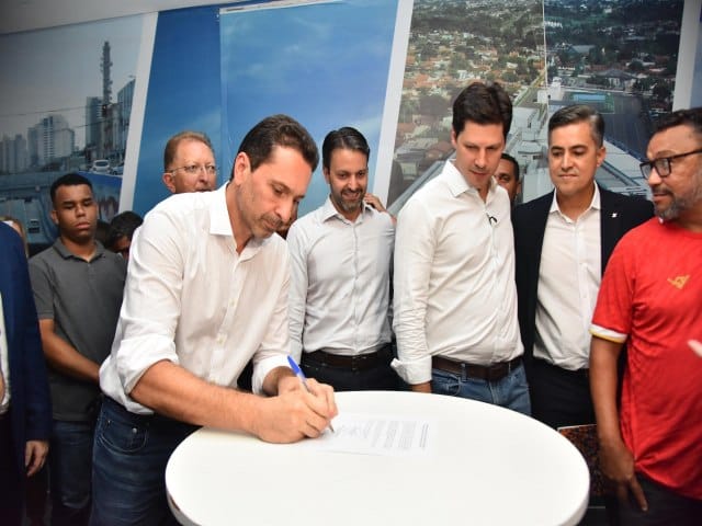 Vilela, Daniel e Baldy assinam contrato para início da construção de 768 moradias populares em Aparecida