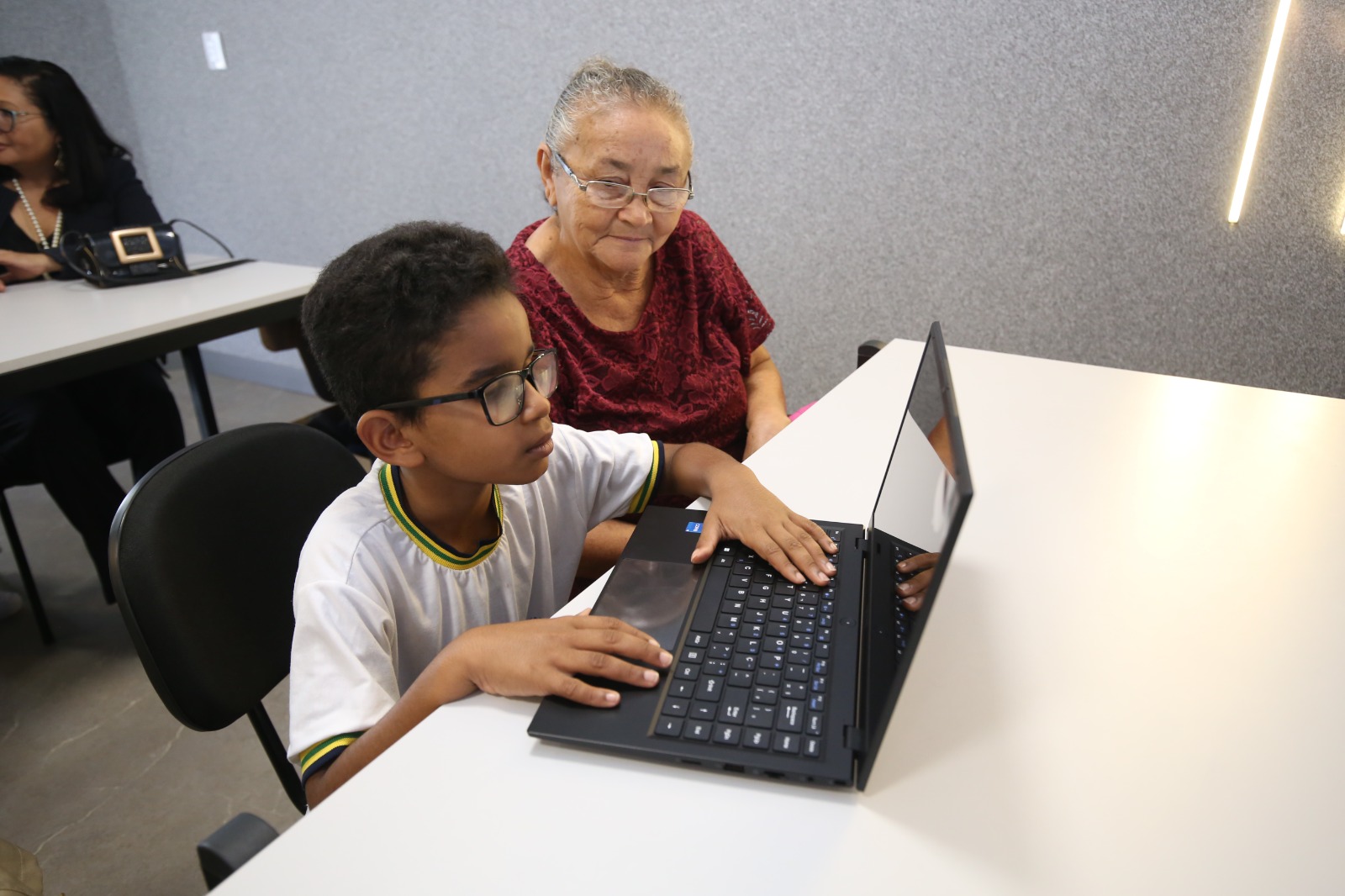 Governo de Goiás entrega notebooks adaptados para estudantes com deficiência visual